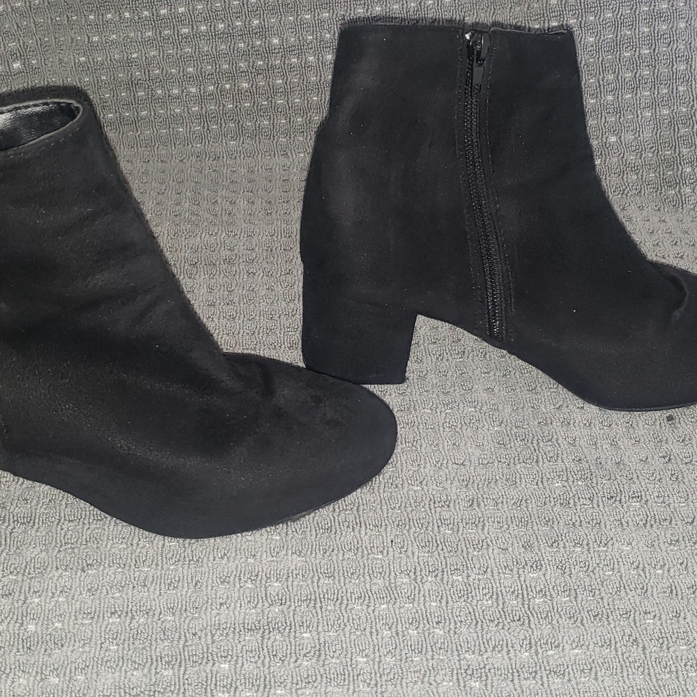 Woman's Black Suede 2in heel size 6